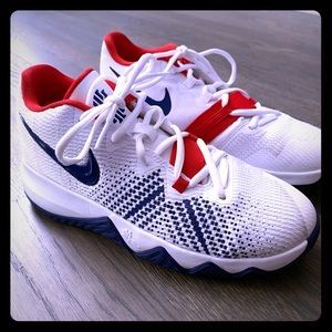 Nike Boys size 5 Kyrie Basketball Shoes